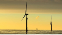 世界上最大的海上浮动风电场安装第一台涡轮机